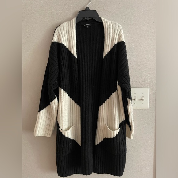 Long cardigan sweater! - Picture 2 of 3